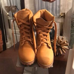 Lucky brand combat boots size 7.5 meduim has some green stains on back.